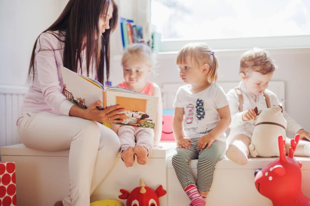 Educatrice_Jeune_Enfant_Lecture_creche