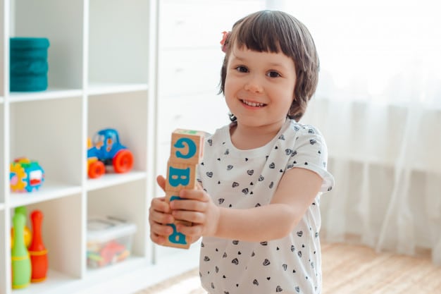 Selon vos revenus, une place en crèche pour votre enfant peut-être la solution de garde à moindre coût.