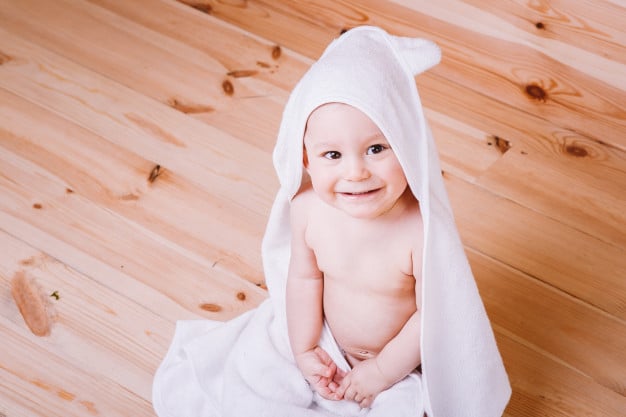 Bébé au chand dans son peignoir après la séance de bébés nageurs