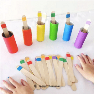 Bâtons d'esquimaux de couleurs à mettre dans les bons rouleaux de papier toilette. Jeu éducatif, idéal pour l'éveil des enfants. 